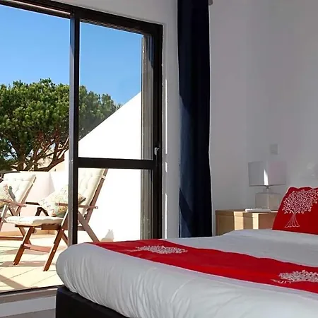 Sleeps 6 Pool Air Con