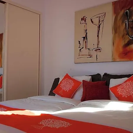 Sleeps 6 Pool Air Con